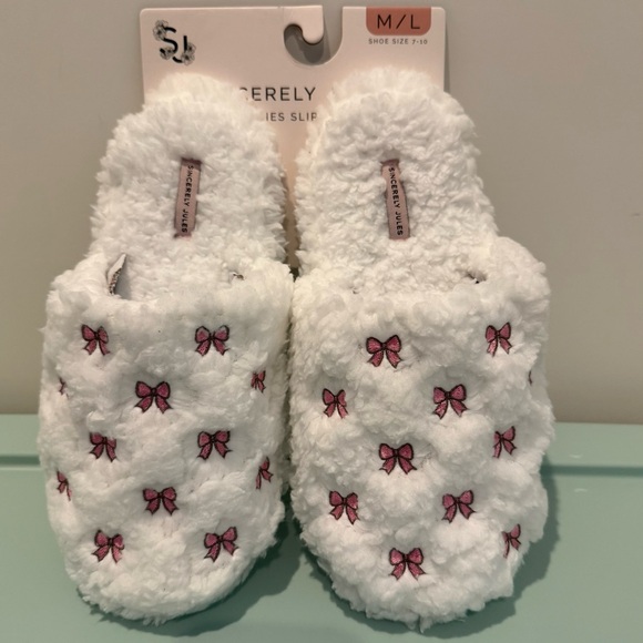 Sincerly Jules Shoes - Super Comfy White Fuzzy Slippers with Pink Bows- Size M/L- NWT